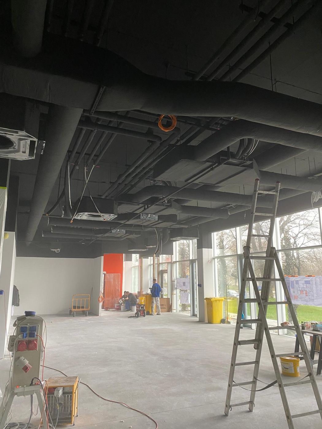 Instalacja do klimatyzatorów czterorurowych w lokalu