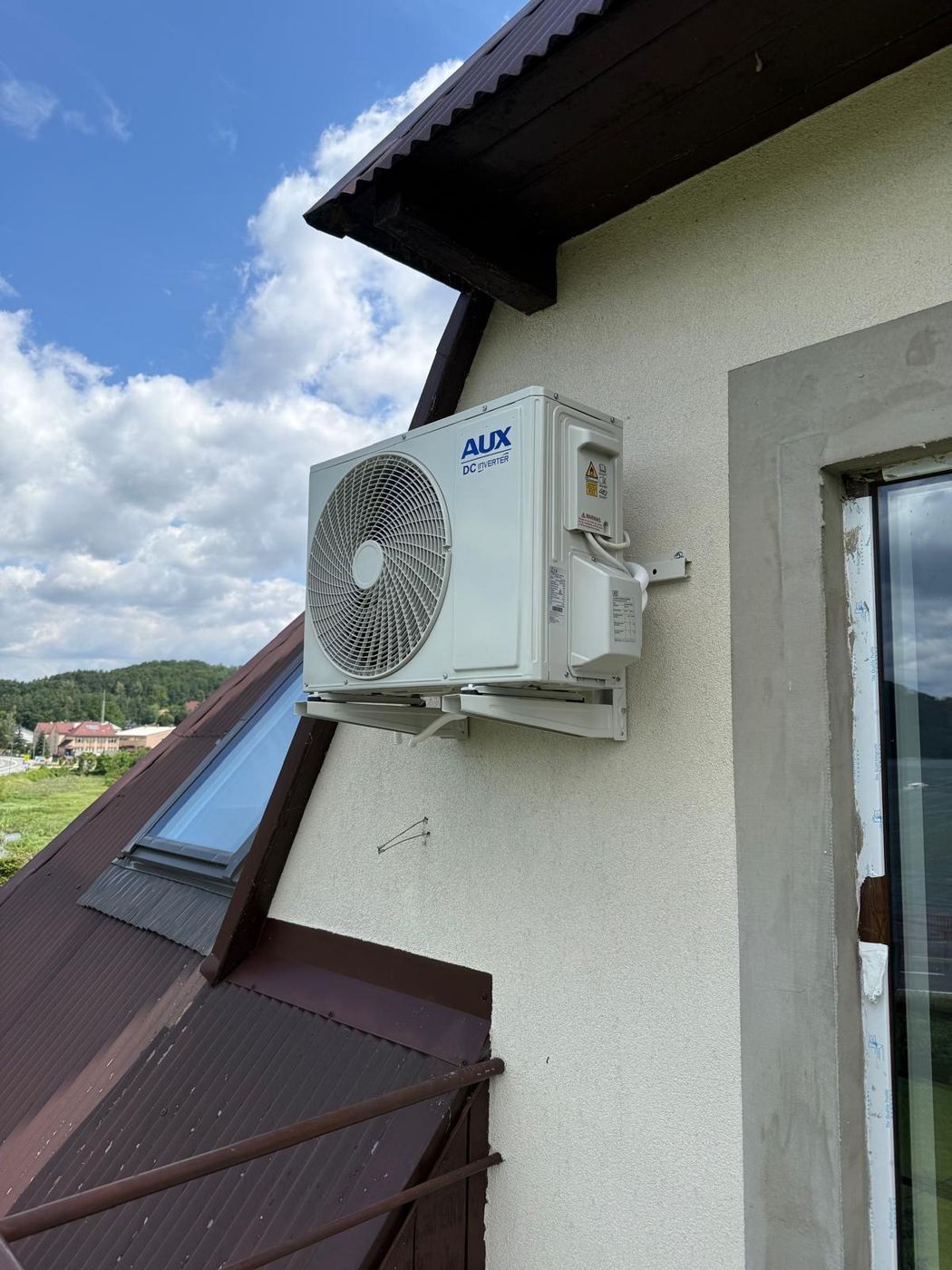 Montaż jednostki zewnętrznej klimatyzacji na budynku